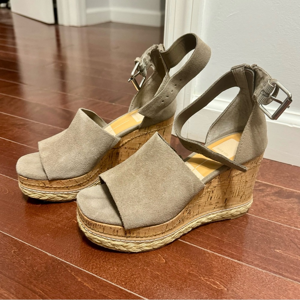 NWB - Women’s DOLCE VITA Taupe Gray Tan Suede Platform Wedge Sandals. Size 6